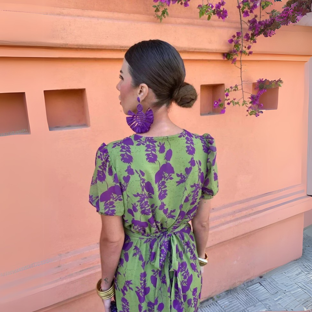 Silhouette-Enhancing Midi Kleid